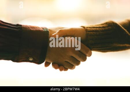 Primo piano immagine di due persone che stringono le mani Foto Stock