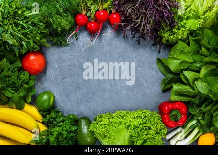 Concetto alimentare vegano per una dieta ad alta fibra con frutta, verdura, cereali, pasta integrale di grano, cereali, legumi. Alimenti ad alto contenuto antiossidante, Foto Stock