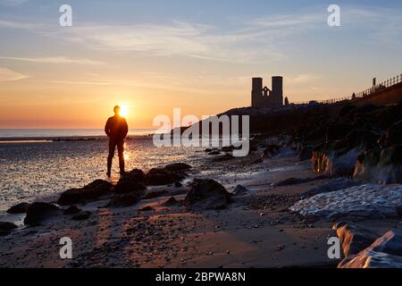 Reculver, Kent, Regno Unito. 20 Maggio 2020: Tempo nel Regno Unito. Un uomo guarda l'alba alle Torri Reculver mentre la marea si rinnede su ciò che si prevede sia uno dei giorni più caldi dell'anno finora. Credit: Alan Payton/Alamy Live News Foto Stock