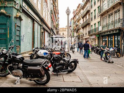 Moto parcheggiate lungo Rua das Flores a Porto, Portogallo Foto Stock
