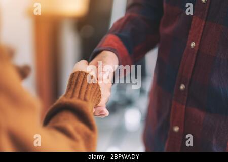 Primo piano immagine di due persone che stringono le mani Foto Stock