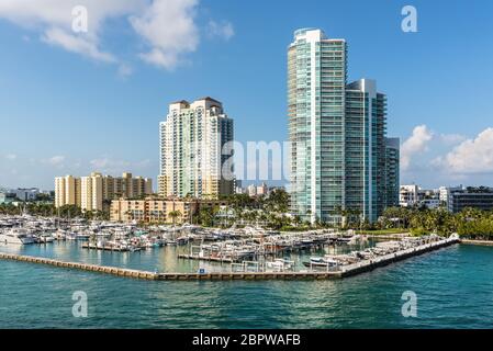 Miami, FL, Stati Uniti - 28 Aprile 2019: Alti e lussuosi condomini con vista sul parcheggio per barche sulla Florida Intra-Coastal Waterway (Meloy Channel Foto Stock