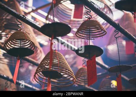 Immagine closeup di incensi a spirale appesi al soffitto nel tempio cinese Foto Stock