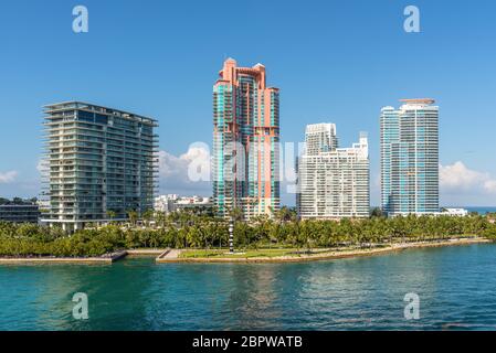 Miami, FL, Stati Uniti - 28 Aprile 2019: Lussuosi condomini alti sulla Florida Intra-Coastal Waterway a Miami Beach, Florida, Stati Uniti. Il Sud Foto Stock