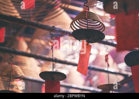 Immagine closeup di incensi a spirale appesi al soffitto nel tempio cinese Foto Stock