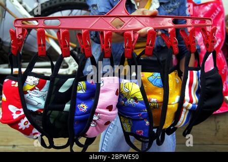 Antipolo City, Filippine - 16 maggio 2020: Vendita di Street vendor maschera lavabile come protezione durante l'epidemia di virus Covid 19. Foto Stock