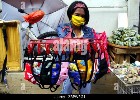 Antipolo City, Filippine - 16 maggio 2020: Vendita di Street vendor maschera lavabile come protezione durante l'epidemia di virus Covid 19. Foto Stock