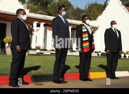 (200520) -- HARARE, 20 maggio 2020 (Xinhua) -- Il presidente mozambicano Filipe Nyusi, il presidente dello Zambia Edgar Lungu, il presidente dello Zimbabwe Emmerson Mnangagwa e il presidente del Botswana Mokkweetsi Masisi (L-R) partecipano al vertice straordinario della troika organo della Comunità per lo sviluppo dell'Africa australe (SADC) sulla politica, la difesa e la cooperazione in materia di sicurezza più il Mozambico ad Harare, Zimbabwe, il 19 maggio 2020. Mnangagwa, che è anche l'organo della SADC sulla politica, la difesa e la sicurezza, martedì ha chiesto un'azione comune tra gli stati membri del blocco regionale per affrontare con decisione la crescente minaccia del terrorismo. Foto Stock