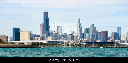 Lo skyline di Chicago sul lago include vedute del Lago Michigan e della Torre Willis (precedentemente conosciuta come la Sears Tower). Foto Stock