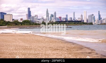 Lo skyline di Chicago presenta gli edifici storici piu' rappresentativi di Chicago, il Lago Michigan e la spiaggia. Foto Stock