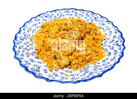 Cucina indiana - porzione di pollo biryani (piatto di riso misto fatto con spezie indiane, curry, riso, carne di pollo, verdure) su plat ornamentale musulmano Foto Stock