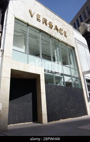 Chiusure dei negozi di Versace Covid - Negozio di fascia alta nella Gold Coast di Chicago, salito durante la pandemia di COVID-19. Foto Stock