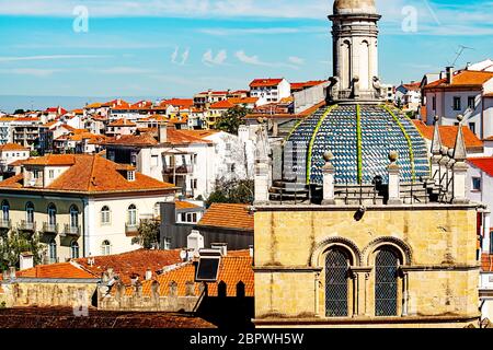 Vista sulla città di Coimbra con la cupola della cattedrale se Velha in primo piano. Foto Stock