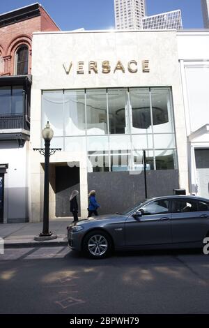 Chiusure dei negozi di Versace Covid - Negozio di fascia alta nella Gold Coast di Chicago, salito durante la pandemia di COVID-19. Foto Stock