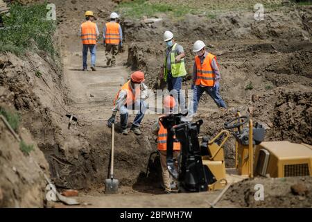 Bucarest, Romania - 14 maggio 2020: I lavoratori asiatici del settore edile in un cantiere a Bucarest. Foto Stock