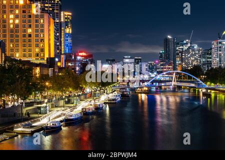 Riflessioni sul fiume Yarra, nel centro di Melbourne. Foto Stock