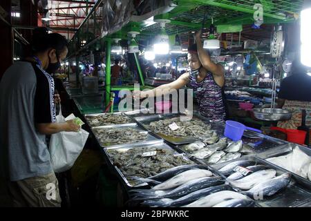 Antipolo City, Filippine - 16 maggio 2020: Pesce fresco assortito venduto in uno stand all'interno di un mercato pubblico. Foto Stock