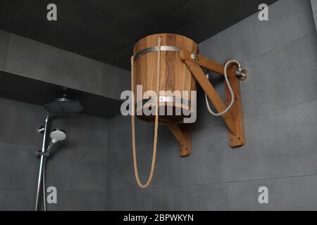 Secchio di legno per bagno russo. Nella doccia idroterapia di acqua fredda dopo sauna. Stile di vita rustico. Foto Stock