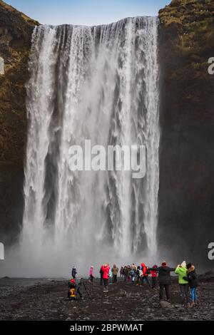 Cascata Skogafoss, Islanda del Sud - 28 Febbraio 2019 : l'enorme e potente cascata Skogafoss in Islanda del Sud nella stagione invernale, visitata da m. Foto Stock