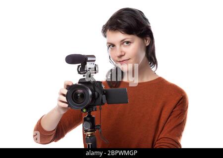 Studentessa d'arte che studia per essere un regista usando una macchina fotografica su un treppiede per un progetto. Sembra fiduciosa della sua creatività. Raffigura gli animatori Foto Stock