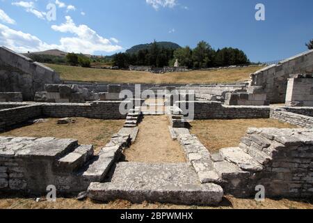 Pietrabbondante, Italia - 15 agosto 2017: Il teatro e il tempio italico dell'epoca sannita Foto Stock