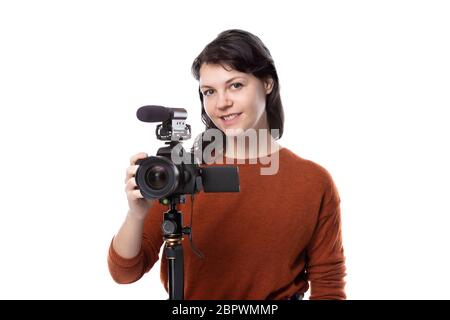 Studentessa d'arte che studia per essere un regista usando una macchina fotografica su un treppiede per un progetto. Sembra fiduciosa della sua creatività. Raffigura gli animatori Foto Stock