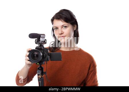 Studentessa d'arte che studia per essere un regista usando una macchina fotografica su un treppiede per un progetto. Sembra fiduciosa della sua creatività. Raffigura gli animatori Foto Stock