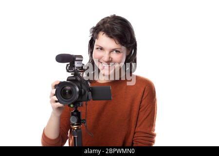 Studentessa d'arte che studia per essere un regista usando una macchina fotografica su un treppiede per un progetto. Sembra fiduciosa della sua creatività. Raffigura gli animatori Foto Stock