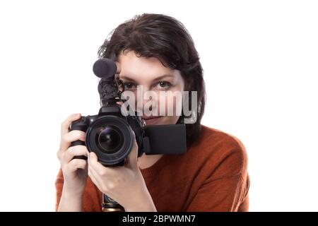 Studentessa d'arte che studia per essere un regista usando una macchina fotografica su un treppiede per un progetto. Sembra fiduciosa della sua creatività. Raffigura gli animatori Foto Stock