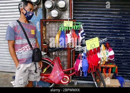 Antipolo City, Filippine - 16 maggio 2020: Vendita di Street vendor maschera lavabile come protezione durante l'epidemia di virus Covid 19. Foto Stock