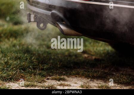 fumi di combustione in uscita dal tubo di scarico dell'auto - emissione di inquinamento. Foto Stock