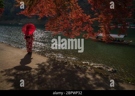 Lungo il fiume Arashiyama a Kyoto in una mattina in autunno. Foto Stock