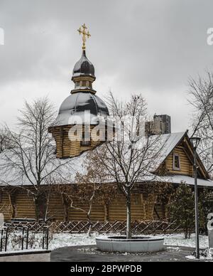 Albero ortodosso chiesa russa coperto di neve. Chiesa di legno prima di Natale Foto Stock