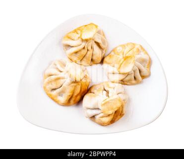 cucina georgiana - vista dall'alto del khinkali arrosto su un piatto isolato su sfondo bianco Foto Stock