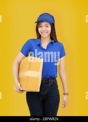 servizio di consegna felice tono blu da al cliente dal servizio di donna asiatica con sfondo giallo e spazio di copia per il testo.(include percorso) Foto Stock