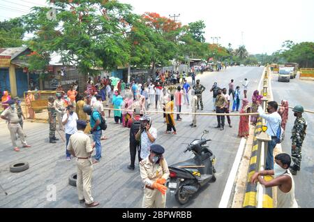 Agartala,Tripura, 10-05-2020 : blocco stradale e scontro tra le persone comuni e la polizia da parte della gente del posto che chiede lo spostamento del centro di trattamento Corona dal Bhagat Singh Youth Hostel, Agartala oggi alle 10. I funzionari della polizia e dell'amministrazione sono arrivati in loco e hanno rimosso la strada bloccata dopo l'accusa di Lathi. FOTO DI ABHISEK SAHA Foto Stock