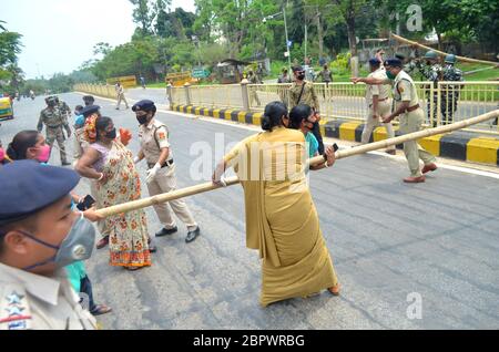 Agartala,Tripura, 10-05-2020 : blocco stradale e scontro tra le persone comuni e la polizia da parte della gente del posto che chiede lo spostamento del centro di trattamento Corona dal Bhagat Singh Youth Hostel, Agartala oggi alle 10. I funzionari della polizia e dell'amministrazione sono arrivati in loco e hanno rimosso la strada bloccata dopo l'accusa di Lathi. FOTO DI ABHISEK SAHA Foto Stock