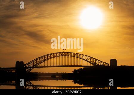 Tramonto sul famoso Harbour Bridge. Foto Stock