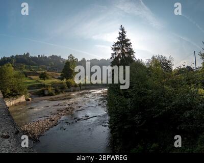 Alba estiva sulle montagne dei Carpazi. Pittoresca vista mattutina sulla valle della montagna. Stile artistico post elaborato foto. Bellezza del concetto di natura Foto Stock