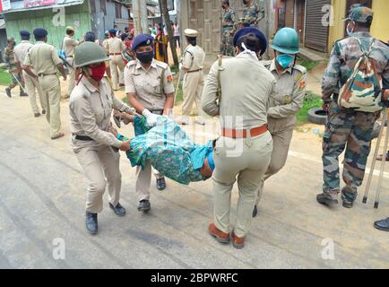 Agartala,Tripura, 10-05-2020 : blocco stradale e scontro tra le persone comuni e la polizia da parte della gente del posto che chiede lo spostamento del centro di trattamento Corona dal Bhagat Singh Youth Hostel, Agartala oggi alle 10. I funzionari della polizia e dell'amministrazione sono arrivati in loco e hanno rimosso la strada bloccata dopo l'accusa di Lathi. FOTO DI ABHISEK SAHA Foto Stock