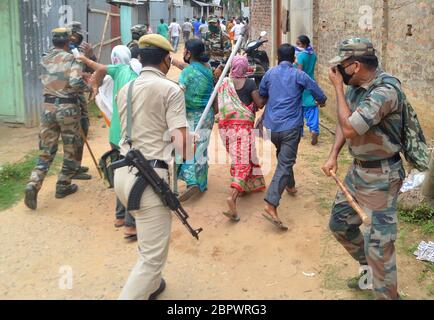 Agartala,Tripura, 10-05-2020 : blocco stradale e scontro tra le persone comuni e la polizia da parte della gente del posto che chiede lo spostamento del centro di trattamento Corona dal Bhagat Singh Youth Hostel, Agartala oggi alle 10. I funzionari della polizia e dell'amministrazione sono arrivati in loco e hanno rimosso la strada bloccata dopo l'accusa di Lathi. FOTO DI ABHISEK SAHA Foto Stock