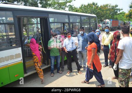 AGARTALA,TRIPURA,10-05-2020 : persone di Rajasthani in difficoltà stanno lasciando per il loro nativo dopo il controllo di salute e documenti, da ISBT (Inter state Bus Terminal), Agartala. FOTO DI ABHISEK SAHA Foto Stock