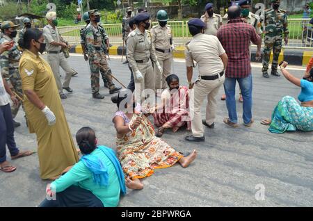 Agartala,Tripura, 10-05-2020 : blocco stradale e scontro tra le persone comuni e la polizia da parte della gente del posto che chiede lo spostamento del centro di trattamento Corona dal Bhagat Singh Youth Hostel, Agartala oggi alle 10. I funzionari della polizia e dell'amministrazione sono arrivati in loco e hanno rimosso la strada bloccata dopo l'accusa di Lathi. FOTO DI ABHISEK SAHA Foto Stock