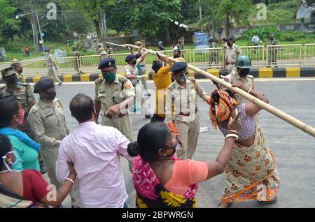 Agartala,Tripura, 10-05-2020 : blocco stradale e scontro tra le persone comuni e la polizia da parte della gente del posto che chiede lo spostamento del centro di trattamento Corona dal Bhagat Singh Youth Hostel, Agartala oggi alle 10. I funzionari della polizia e dell'amministrazione sono arrivati in loco e hanno rimosso la strada bloccata dopo l'accusa di Lathi. FOTO DI ABHISEK SAHA Foto Stock