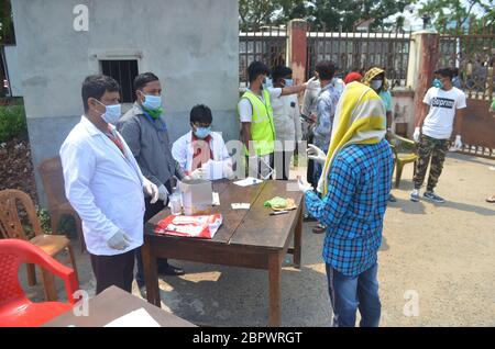 AGARTALA,TRIPURA,10-05-2020 : funzionari e operatori sanitari stanno controllando le carte e la salute della gente di Rajasthani in difficoltà, che stanno lasciando per il loro nativo dopo il controllo in su, da ISBT (terminale di bus di Stato Inter), Agartala. FOTO DI ABHISEK SAHA Foto Stock