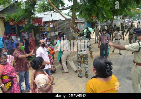 Agartala,Tripura, 10-05-2020 : blocco stradale e scontro tra le persone comuni e la polizia da parte della gente del posto che chiede lo spostamento del centro di trattamento Corona dal Bhagat Singh Youth Hostel, Agartala oggi alle 10. I funzionari della polizia e dell'amministrazione sono arrivati in loco e hanno rimosso la strada bloccata dopo l'accusa di Lathi. FOTO DI ABHISEK SAHA Foto Stock