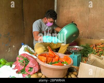 La maggior parte dello Sri Lanka è ancora chiusa, il coprifuoco è ancora in atto in alcune zone. Il sistema porta a porta per la vendita di alimenti è ancora attivo durante la pandemia della corona. Colombo, Sri Lanka. 11 Maggio 2020. Foto Stock