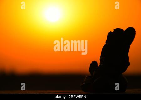 Statua di Ganesha, Statua di Shree Ganesha, ombra della statua, Signore Ganesha, Dio di religione indù, natura, cielo, Ganesha Chaturthi, Ganesha Visharjan Foto Stock