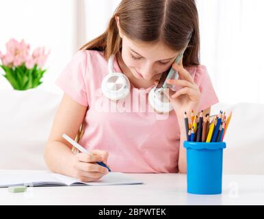 Ragazza che parla con gli amici al telefono Foto Stock