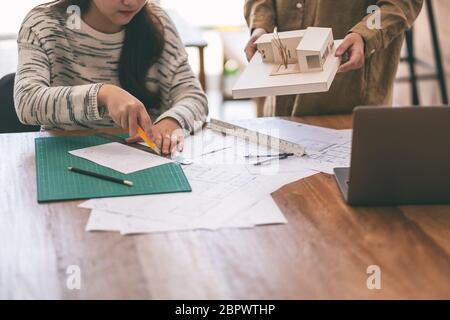 Un architetto di lavoro e il taglio di documenti di office Foto Stock